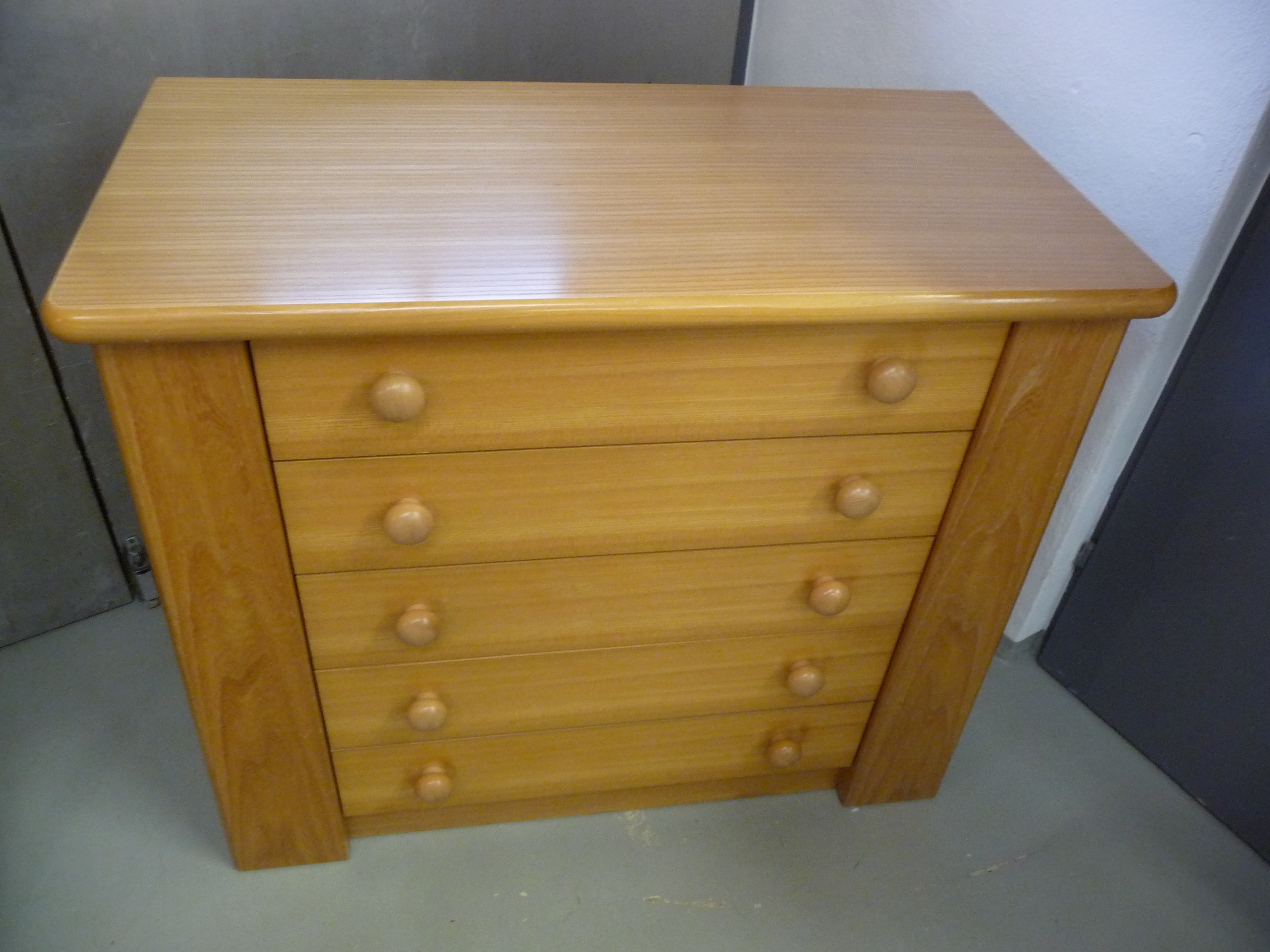 Kommode mit Schubladen